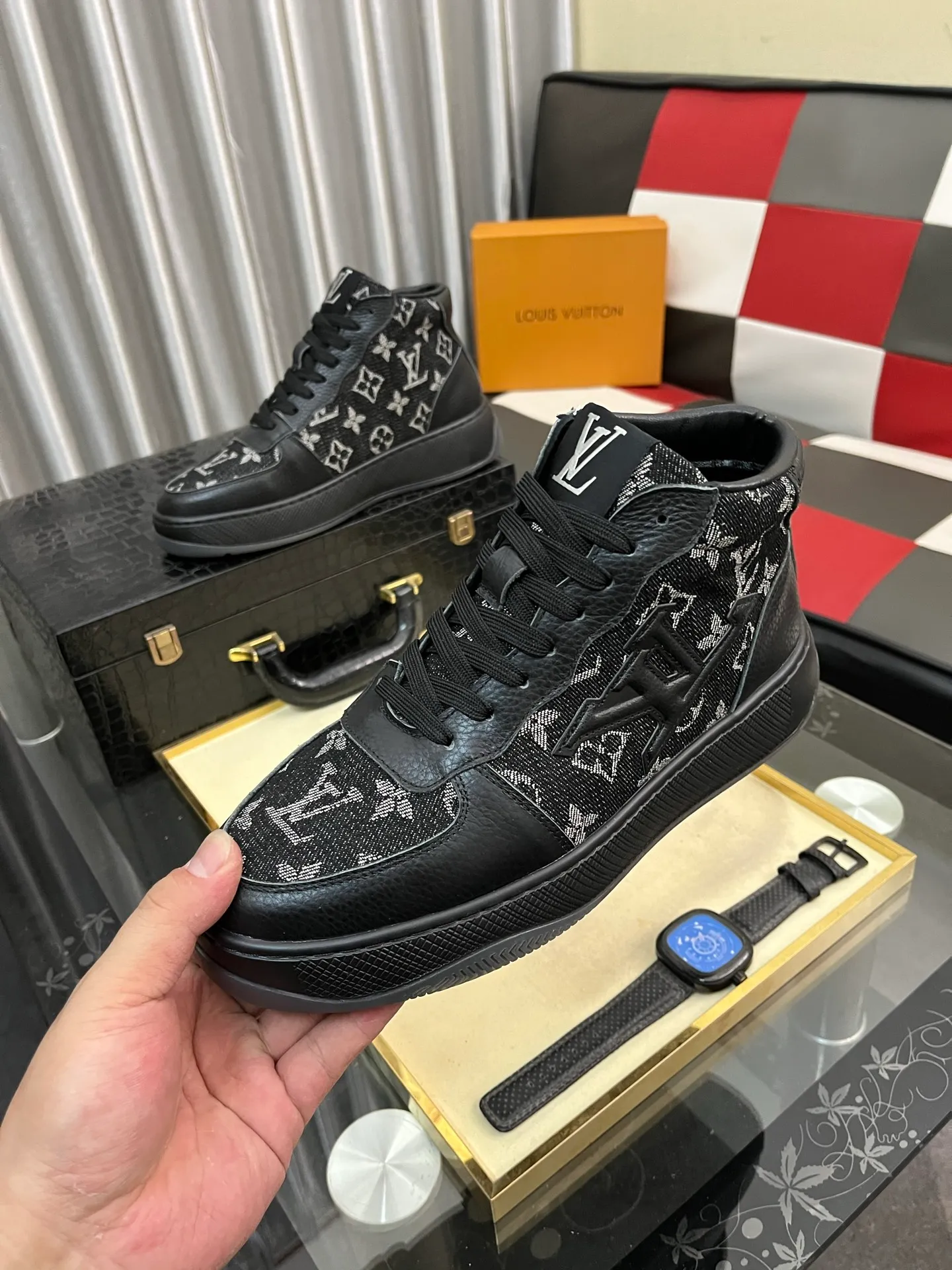Ex-factory price: 438⌚️⌚️[LOUIS VUITTON] Same style as Louis Vuitton* official website 🚹Men's high-top casual shoes❤️Same style as popular celebrities and big names ~ Best-selling at home and abroad Lv focuses on the checkerboard series...Imported first-layer cowhide with special fabric ➕Full cotton, code number: 38-443️⃣Colors available